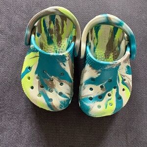 Crocs - Marbled Blue & Green Size 4C